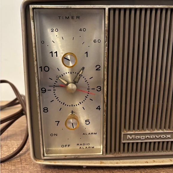 Vintage Magnavox AM Clock Radio Tube MARDI GRAS 1960s Beige For Parts or Repair - Picture 3 of 9